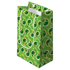 Groene paislepratzakken met kerstcadeaus klein cadeauzakje