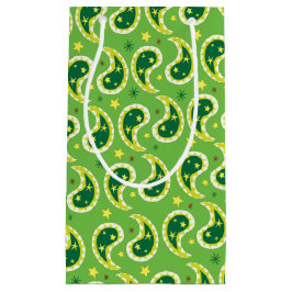 Groene paislepratzakken met kerstcadeaus klein cadeauzakje