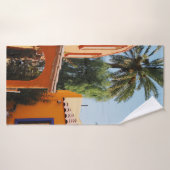 Groene palmboom naast bruin beton badhanddoek (Badhanddoek)