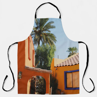 Groene palmboom naast bruin beton schort