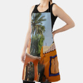 Groene palmboom naast bruin beton schort (Insitu)