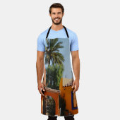 Groene palmboom naast bruin beton schort (Gedragen)