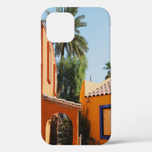Groene palmboom naast bruin betonnen gebouw in iPhone 12 hoesje