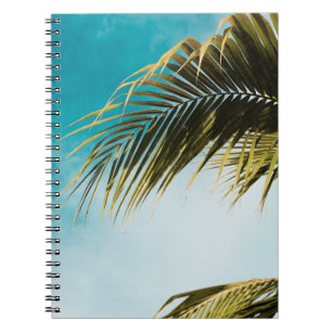 Groene palmboom onder blauwe hemel notitieboek