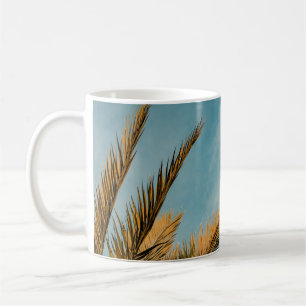 Groene palmboom onder blauwe hemel 's ochtends koffiemok