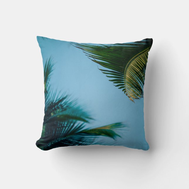 Groene palmboom onder blauwe hemel 's ochtends kussen (Voorkant)