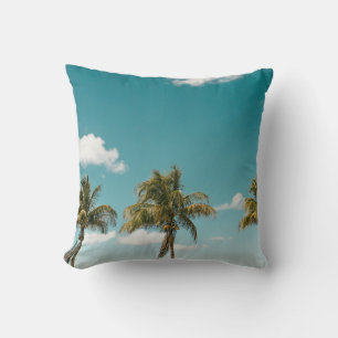 Groene palmboom onder blauwe hemel 's ochtends kussen
