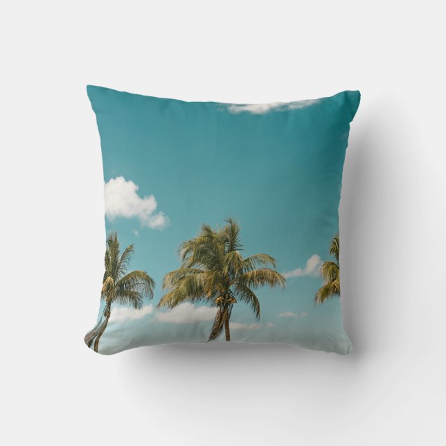 Groene palmboom onder blauwe hemel 's ochtends kussen (Voorkant)