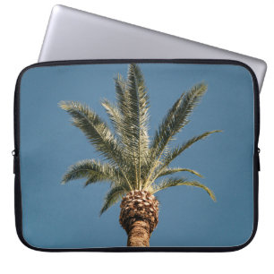 Groene palmboom onder blauwe hemel 's ochtends laptop sleeve