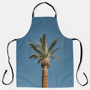 Groene palmboom onder blauwe hemel 's ochtends schort