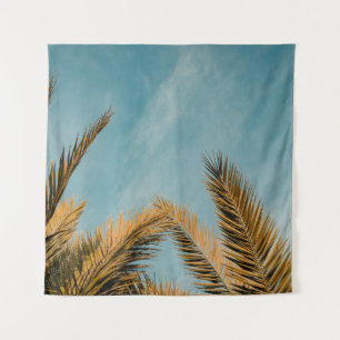 Groene palmboom onder blauwe hemel 's ochtends wandkleed