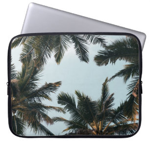 Groene palmboom onder witte hemel in de ochtend laptop sleeve