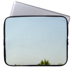 Groene palmboom onder witte hemel in de ochtend laptop sleeve