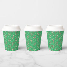 Groene papieren bekers met snoepstokken en sneeuwv
