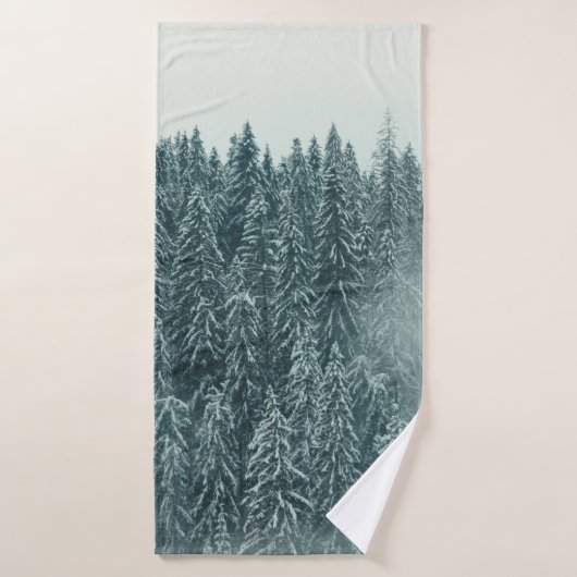 GROENE PIJNBOMEN DIE MET SNEEUW ZIJN BEDEKT BADHANDDOEK (Badhanddoek)
