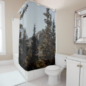 GROENE PIJNBOMEN NAAR HET MEENTAIN TIJDENS DE DAG DOUCHEGORDIJN (In situ)