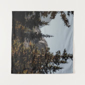 GROENE PIJNBOMEN NAAR HET MEENTAIN TIJDENS DE DAG WANDKLEED (Voorkant (horizontaal))