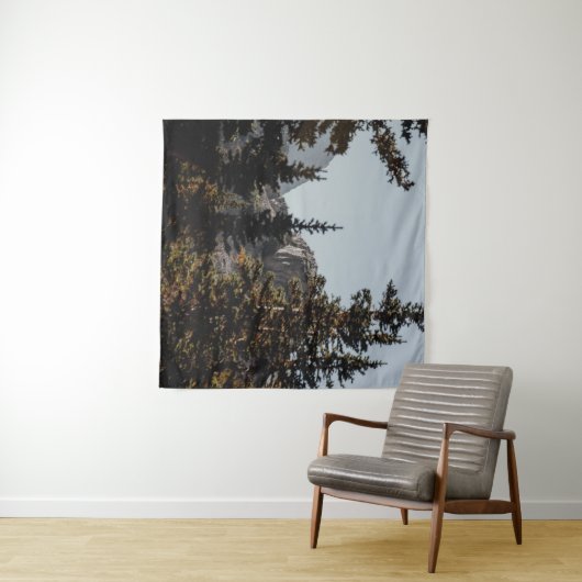 GROENE PIJNBOMEN NAAR HET MEENTAIN TIJDENS DE DAG WANDKLEED (In Situ (horizontaal))