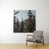 GROENE PIJNBOMEN NAAR HET MEENTAIN TIJDENS DE DAG WANDKLEED (In situ)