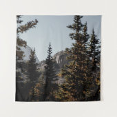 GROENE PIJNBOMEN NAAR HET MEENTAIN TIJDENS DE DAG WANDKLEED (Voorkant)