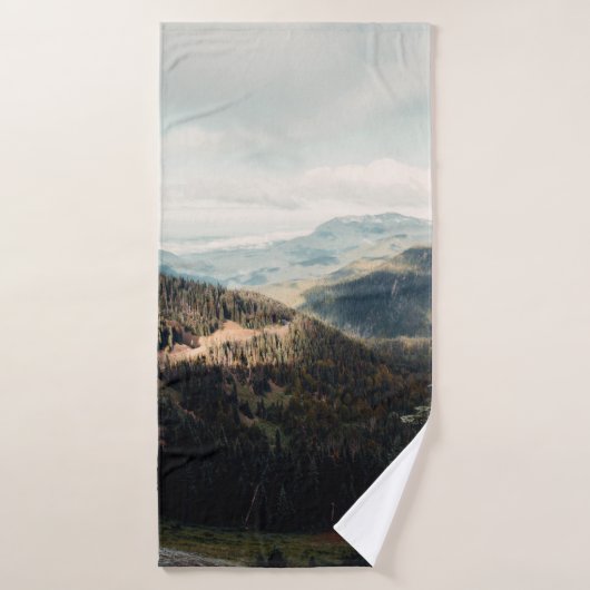 GROENE PIJNBOMEN OP MOUNTAIN ONDER WITTE DU BADHANDDOEK (Badhanddoek)