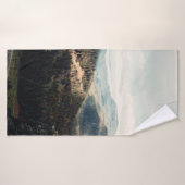 GROENE PIJNBOMEN OP MOUNTAIN ONDER WITTE DU BADHANDDOEK (Badhanddoek)