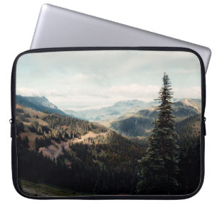 GROENE PIJNBOMEN OP MOUNTAIN ONDER WITTE DU LAPTOP SLEEVE