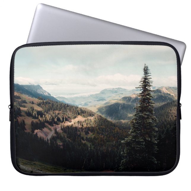 GROENE PIJNBOMEN OP MOUNTAIN ONDER WITTE DU LAPTOP SLEEVE (Voorkant)
