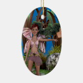 Groene pixeldraak op de arm van Avery Keramisch Ornament (Rechts)