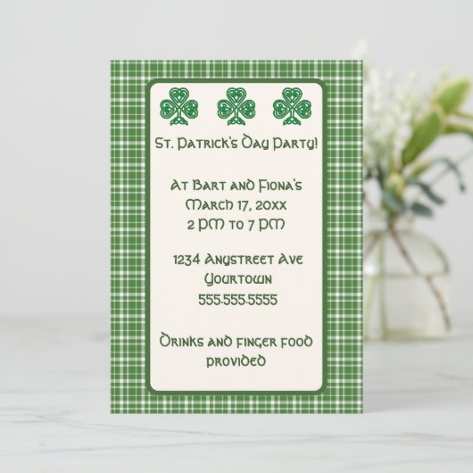 Groene plaid en groene Shamrocks St. Patrick's Day Kaart (Staand voorkant)