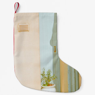 GROENE PLANT MET CERAMIC VASE BESIDE WHITE WOODEN KLEINE KERSTSOK