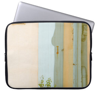 GROENE PLANT MET CERAMIC VASE BESIDE WHITE WOODEN LAPTOP SLEEVE