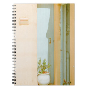 GROENE PLANT MET CERAMIC VASE BESIDE WHITE WOODEN NOTITIEBOEK