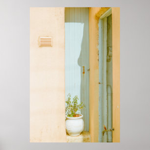 GROENE PLANT MET CERAMIC VASE BESIDE WHITE WOODEN POSTER