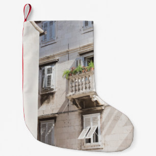 GROENE PLANT OP BROWN CONCRETE HOUSE BALCONY KLEINE KERSTSOK
