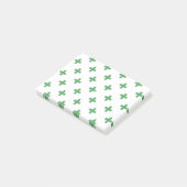 Groene polka kruist wit post-it® notes (Schuin)