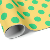 Groene polka-stippen op geel cadeaupapier (Rol Hoek)