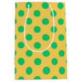 Groene polka-stippen op geel medium cadeauzakje (Voorkant)