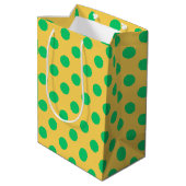 Groene polka-stippen op geel medium cadeauzakje (Achterkant Gekanteld)