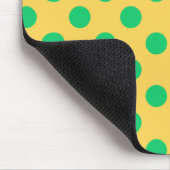 Groene polka-stippen op geel muismat (Hoek)