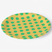 Groene polka-stippen op geel papieren bordje (Gekanteld)