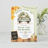 Groene pompoenen bladeren en stapels van hooi verj kaart (Staand voorkant)