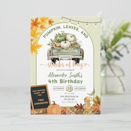 Groene pompoenen bladeren en stapels van hooi verj kaart (Staand voorkant)