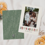 Groene Prettige feestdagen Verticale Single Photo Feestdagenkaart<br><div class="desc">Deze groene prettige feestdagen verticale, enkele fotovakantiekaart is perfect voor uw leuke, creatieve, heldere groet. Het is een uniek, speels modern lettertype in rood, boho tan, en licht en donkergroen, maken een gelukkig seizoensgebonden gevoel mogelijk. Als je de donkere winter van je geliefden wilt ophelderen met een schattige feestvreugde, dan...</div>