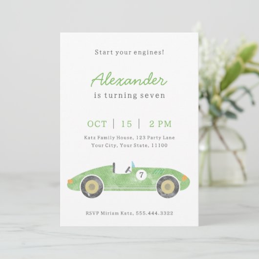 Groene race auto verjaardag aankondiging (Staand voorkant)