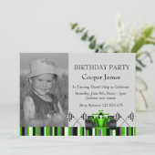 Groene Race Auto Verjaardag Uitnodigen Kaart (Staand voorkant)