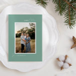 Groene Retro Boho minimalistische brief en foto Feestdagenkaart<br><div class="desc">Dit groene Retro Boho minimalistische Letter en Photo Holiday Kaart ontwerp heeft een zacht en koel decor van gedempt pastelgroen met een elegante combinatie van eenvoudige typografie en delicaat script met de groeten van het seizoen van "Merry Christmas". Deze mooie minimale stijl is een perfect gepolijste esthetiek voor uw dierbaren...</div>