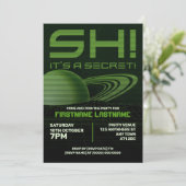 Groene Retrowave Verrassings Uitnodiging Verjaarda (Staand voorkant)