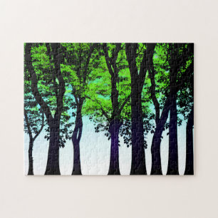 Groene rij bomen tegen een blauwe hemel legpuzzel