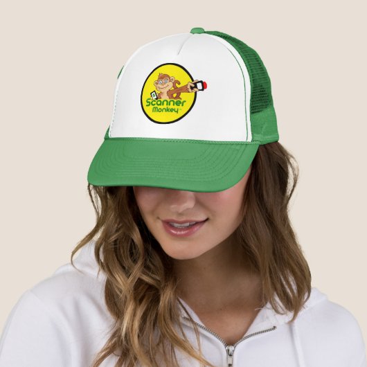 Groene Scanner Monkey Trucker Hat Pet (In situ)